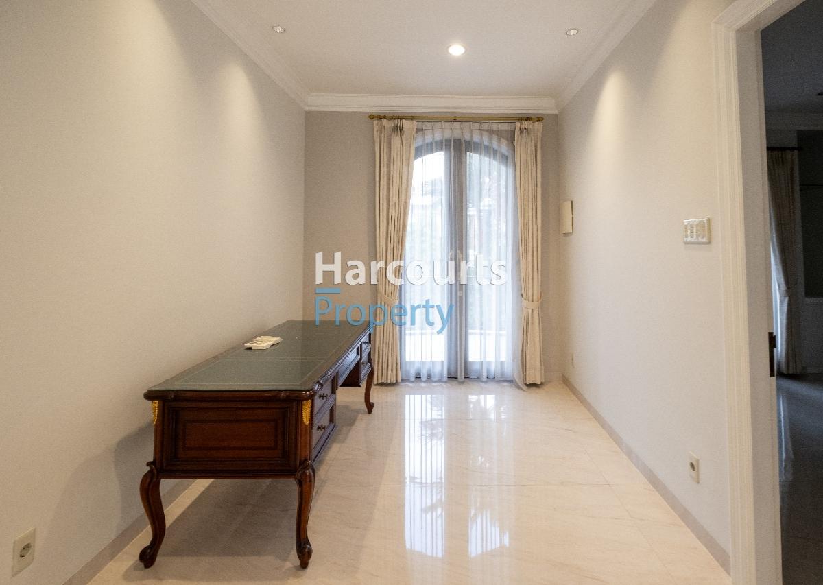 Rumah Bagus dan Modern Lingkungan Nyaman dan Tenang Di Alam Asri, Pondok Indah