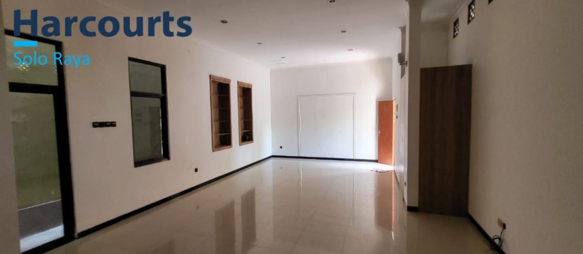 Dijual Rumah 2 Lantai Bagus Bersih Terawat Tengah Kota Di Banjarsari, Solo - Foto 3