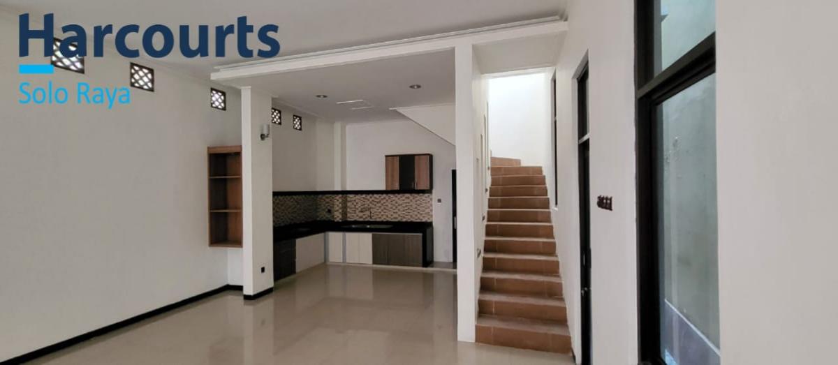 Dijual Rumah 2 Lantai Bagus Bersih Terawat Tengah Kota Di Banjarsari, Solo - Foto 4