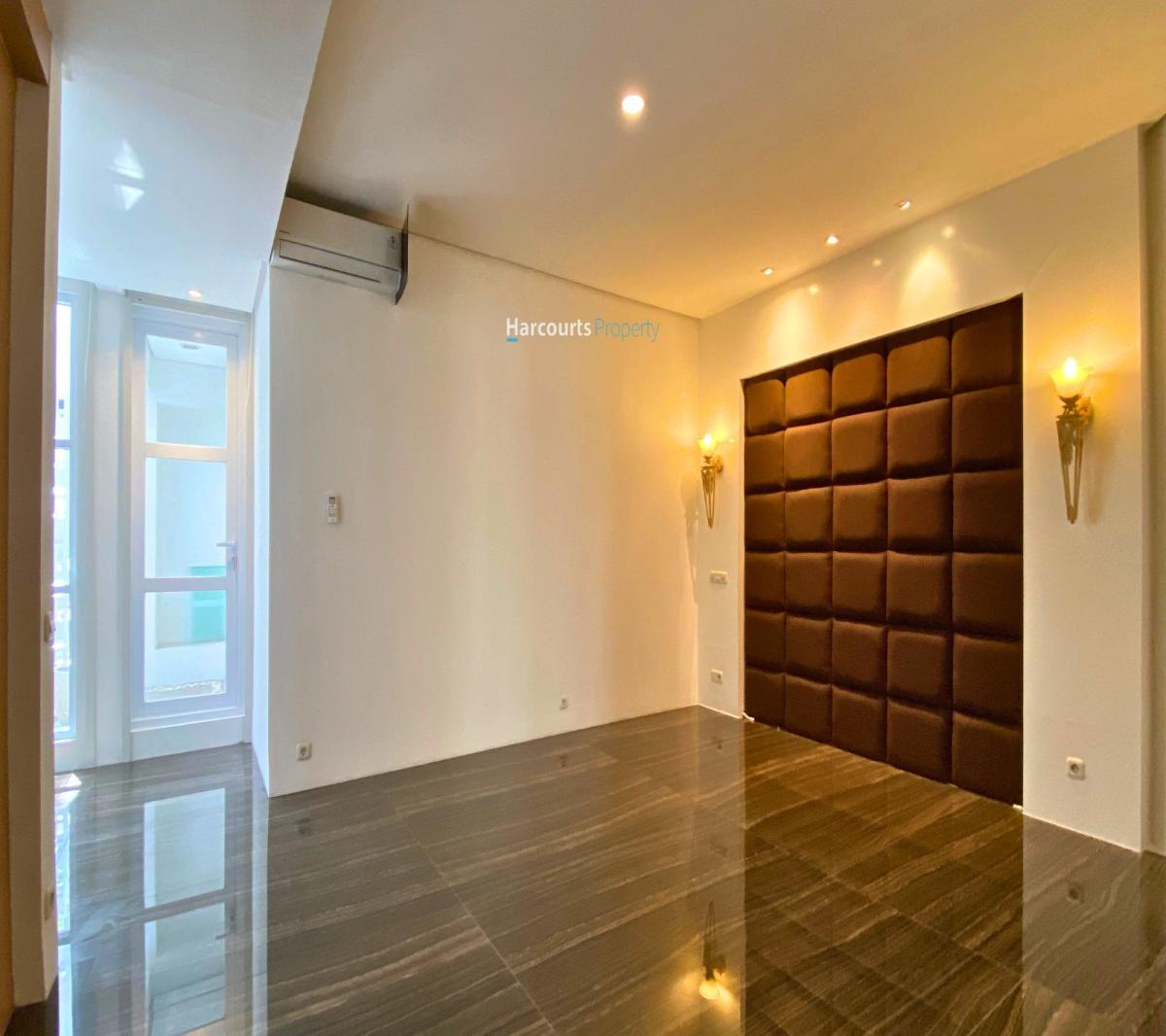 Rumah Modern Artsy with Attic Room Pondok Indah Area - Foto 5