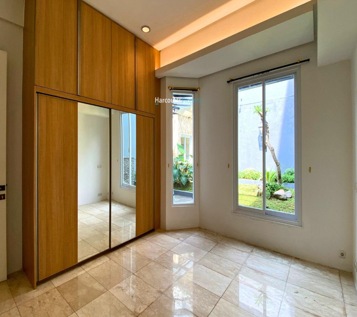 Rumah Modern Artsy with Attic Room Pondok Indah Area - Foto 6