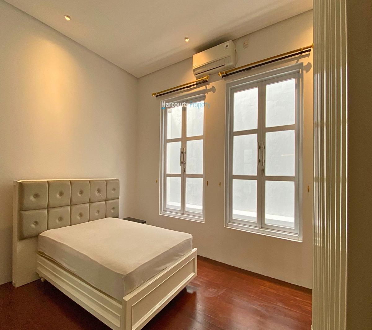 Rumah Modern Artsy with Attic Room Pondok Indah Area - Foto 7