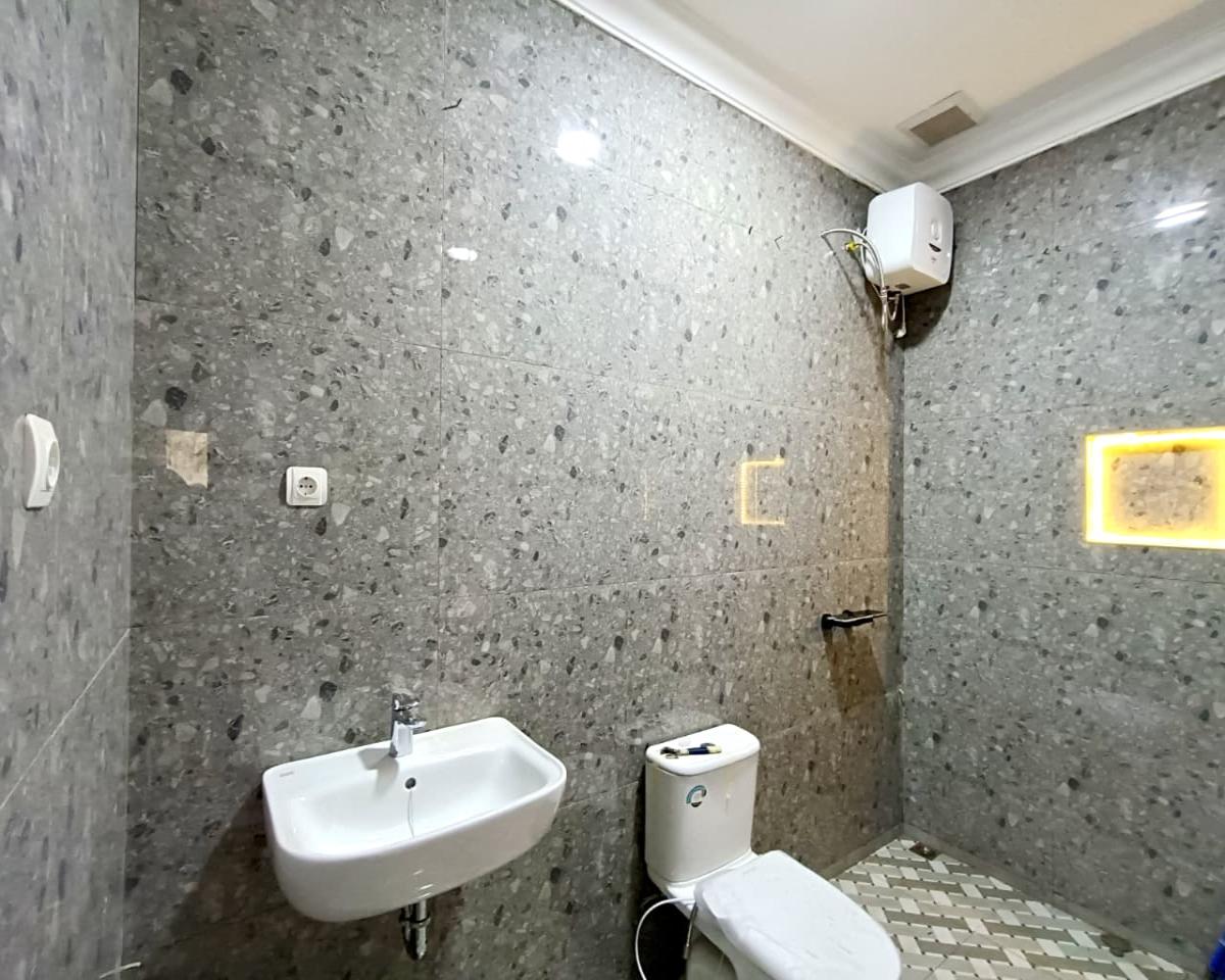 Dijual Rumah Bagus Baru Gress 1½ Lantai, Lokasi di Gentan Raya, Solo - Foto 5