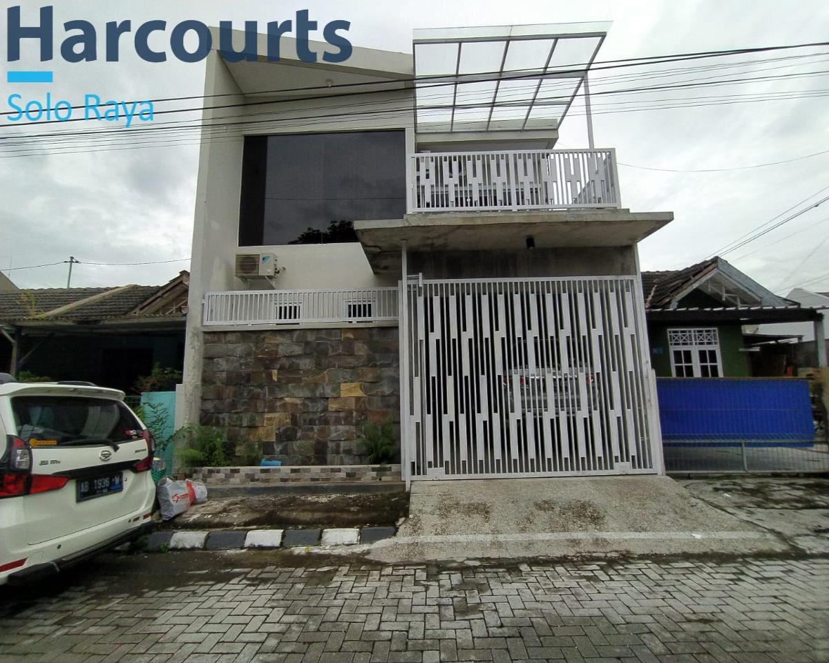 Dijual Rumah Bagus 2 Lantai di Perumahan Dekat The Park Mall Solo Baru
