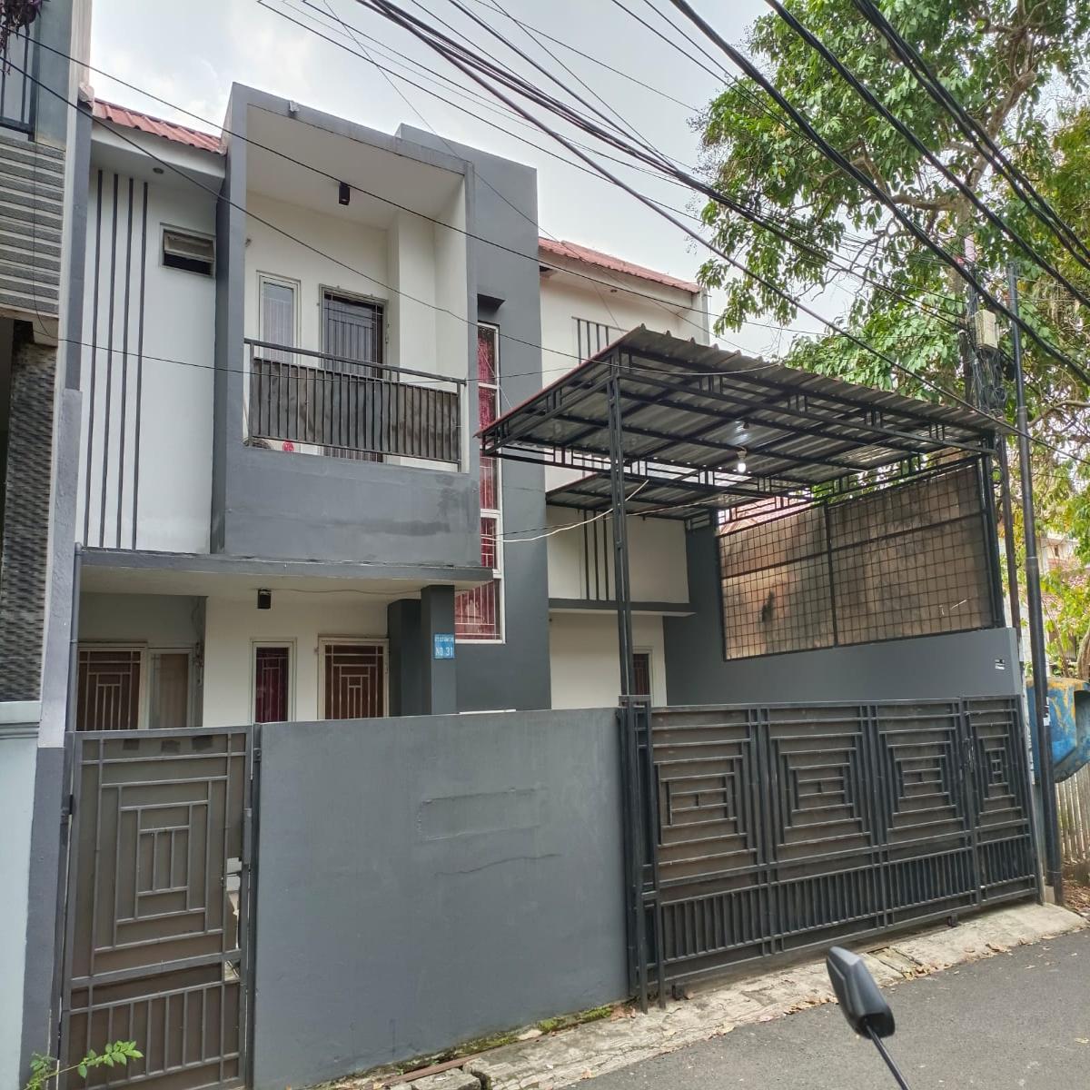 Dijual Rumah 2 Lantai dengan KT 4+1 di Bintaro Sektor 1, Jakarta Selatan