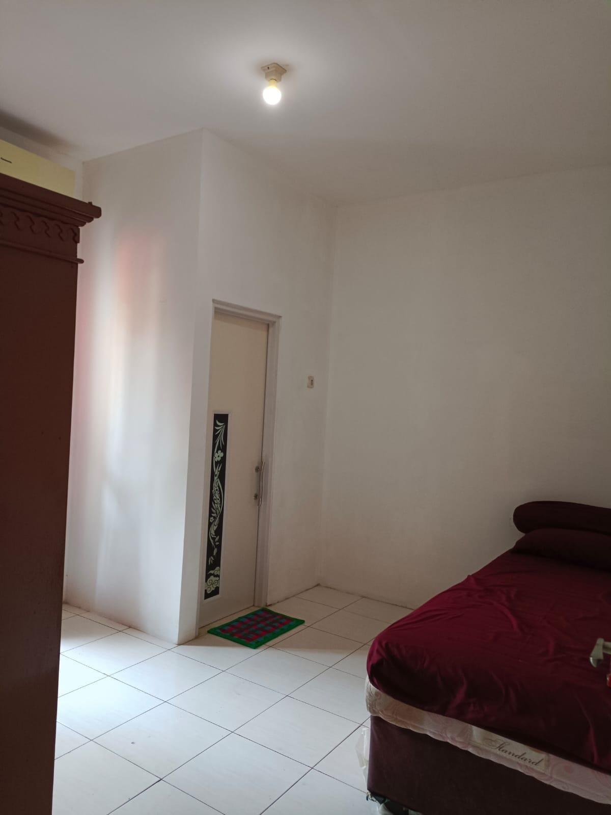 Dijual Rumah 2 Lantai dengan KT 4+1 di Bintaro Sektor 1, Jakarta Selatan - Foto 4