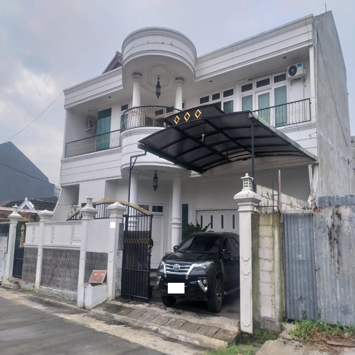 Dijual Cepat Rumah Luas 3 Lantai dengan 6 KT di Karang Tengah Tangerang