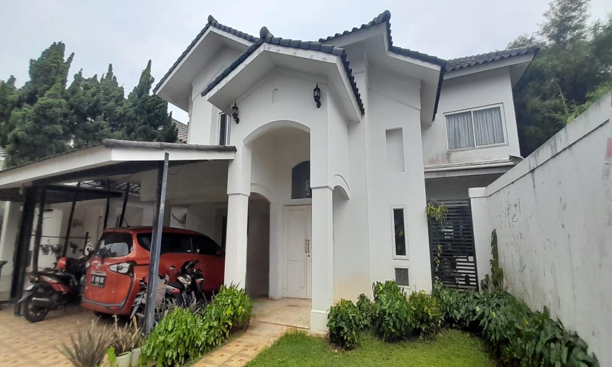 Rumah Luas Dan Mewah Dengan Private Pool Dijual Di Puri Hijau Town House, Ciputat