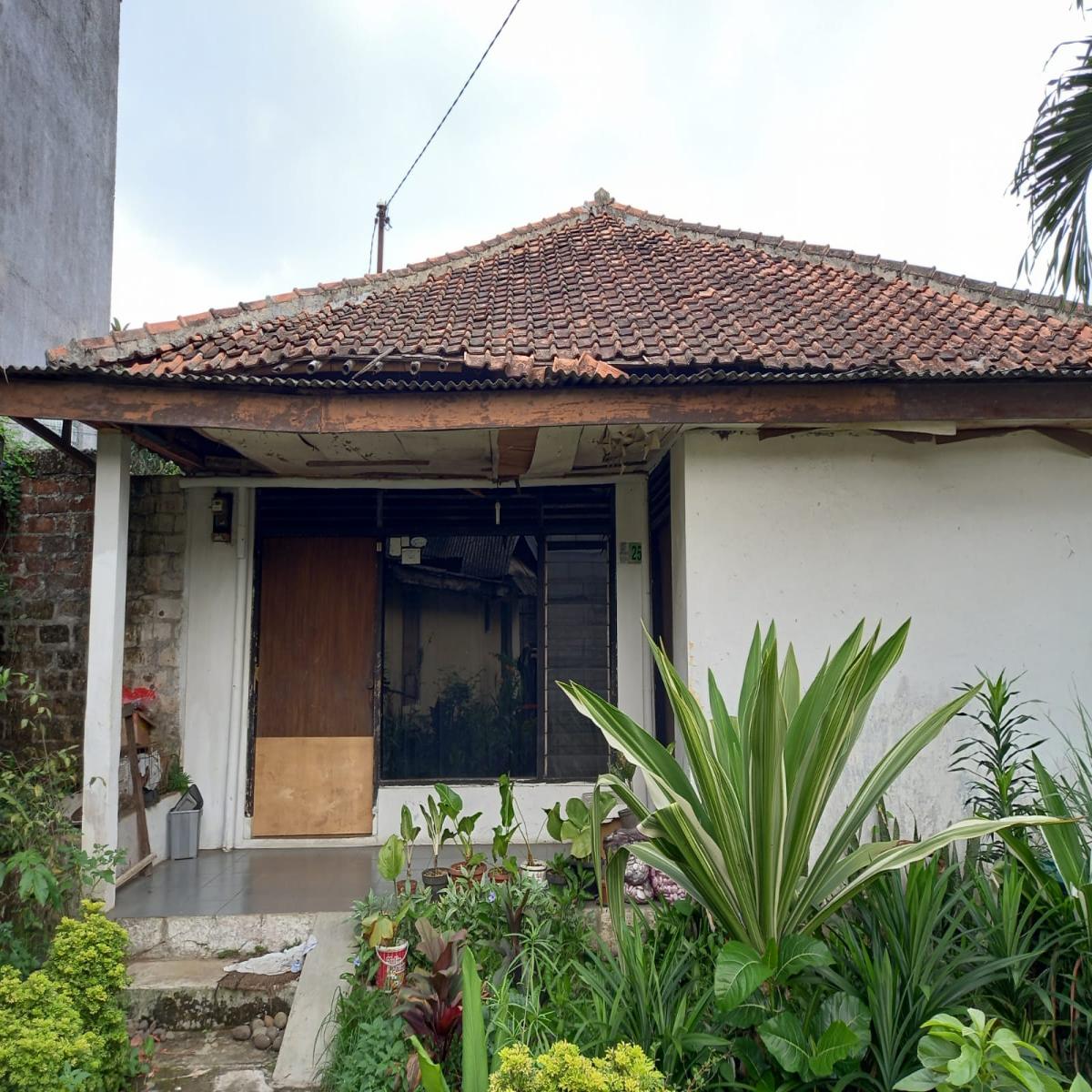 Kavling 570 Meter Persegi Bonus 250 Meter Persegi Rumah Tak Terawat