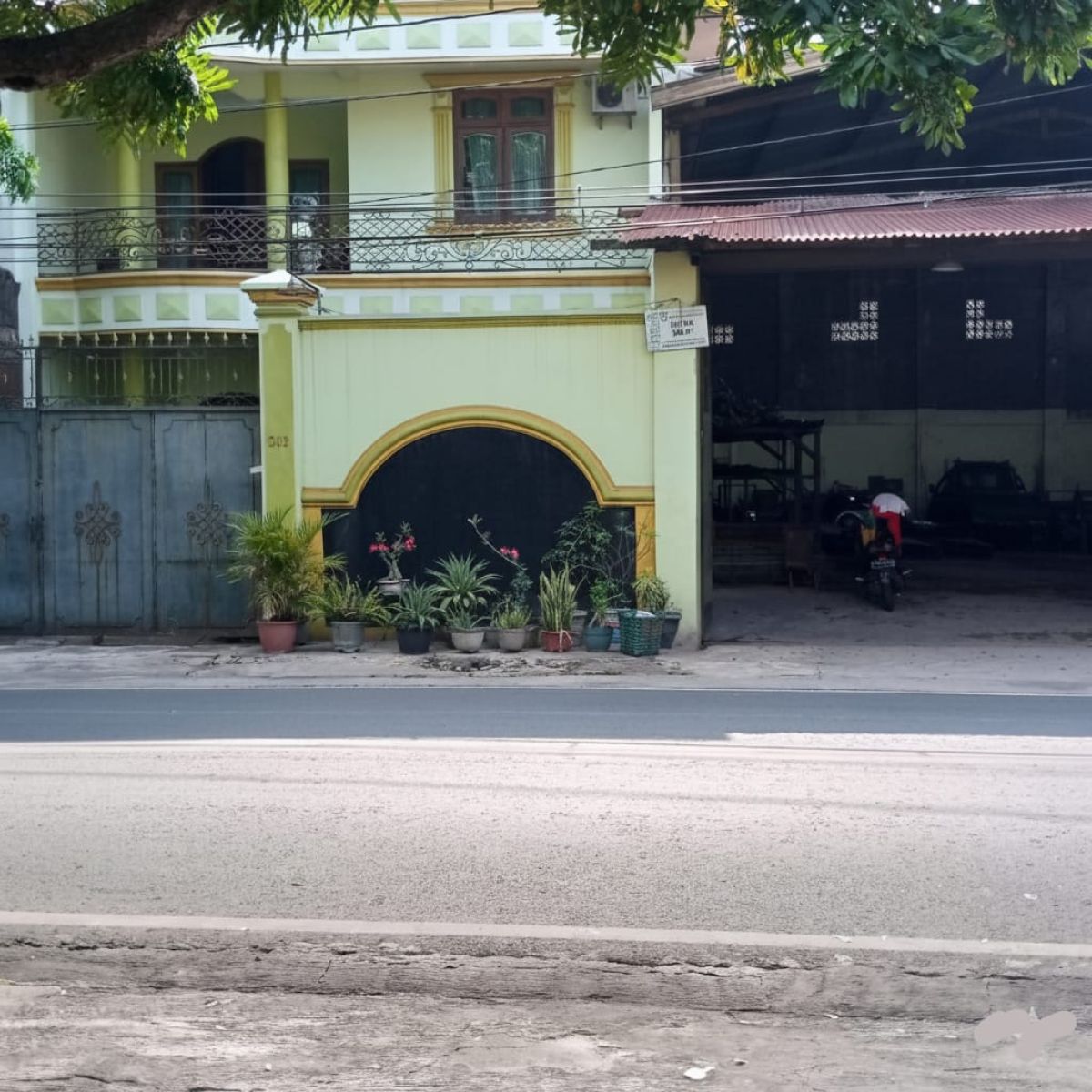 Dijual Rumah Bagus 2 Lantai + Gudang Siap Pakai Strategis di Pinggir Jalan Raya Utama di Jebres, Solo