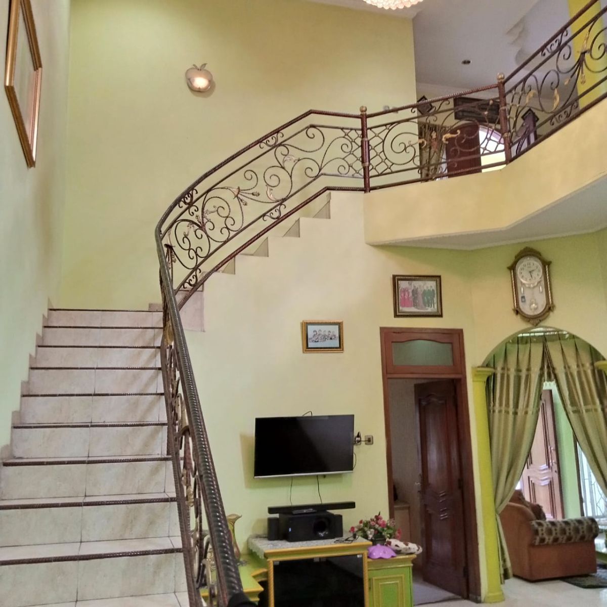 Dijual Rumah Bagus 2 Lantai + Gudang Siap Pakai Strategis di Pinggir Jalan Raya Utama di Jebres, Solo - Foto 3