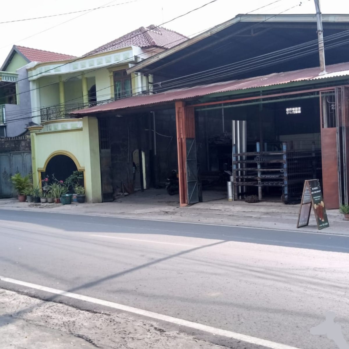 Dijual Rumah Bagus 2 Lantai + Gudang Siap Pakai Strategis di Pinggir Jalan Raya Utama di Jebres, Solo - Foto 5