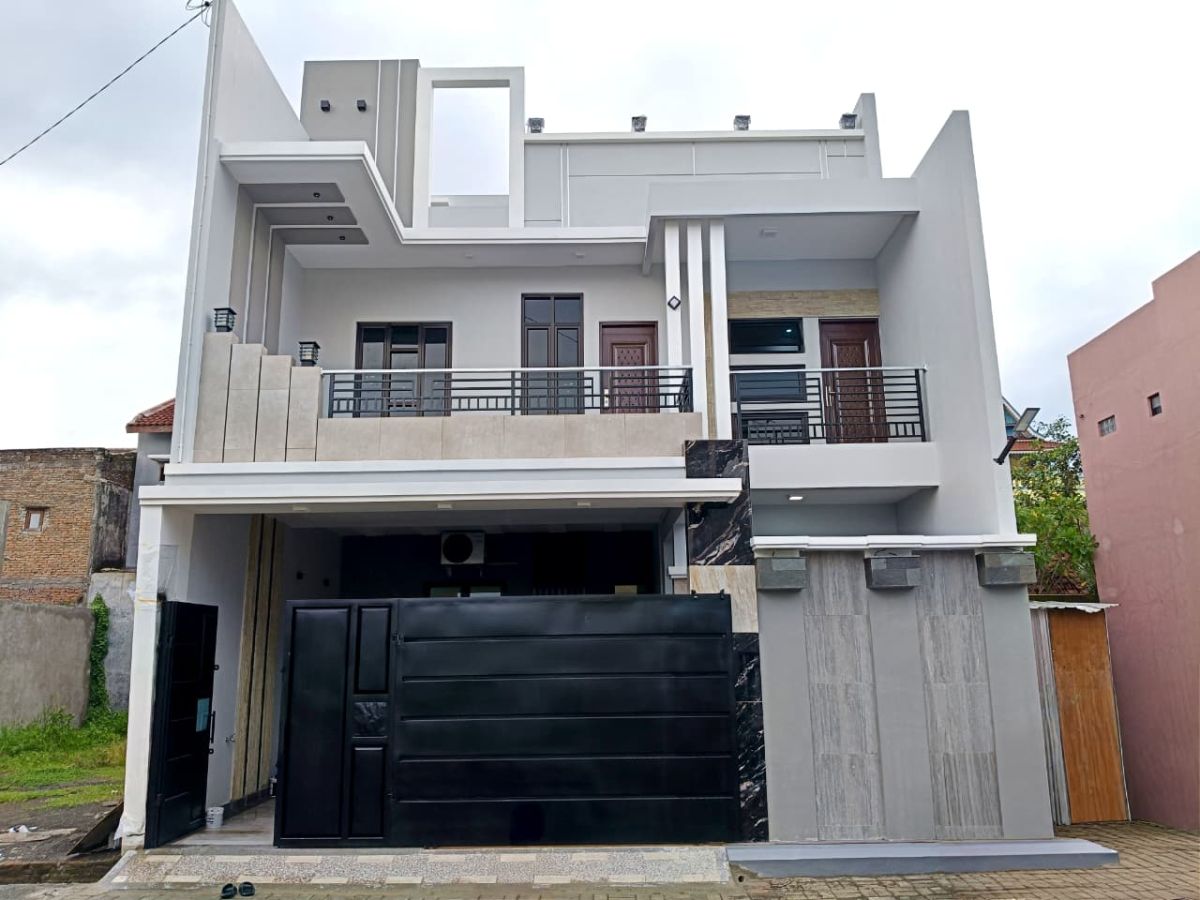 Dijual Rumah Bagus Baru Gress ( 3 lantai ) Lokasi di Sumber, Banjarsari, Solo