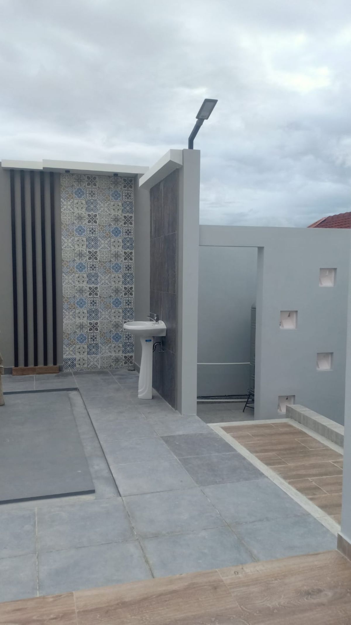 Dijual Rumah Bagus Baru Gress ( 3 lantai ) Lokasi di Sumber, Banjarsari, Solo - Foto 2