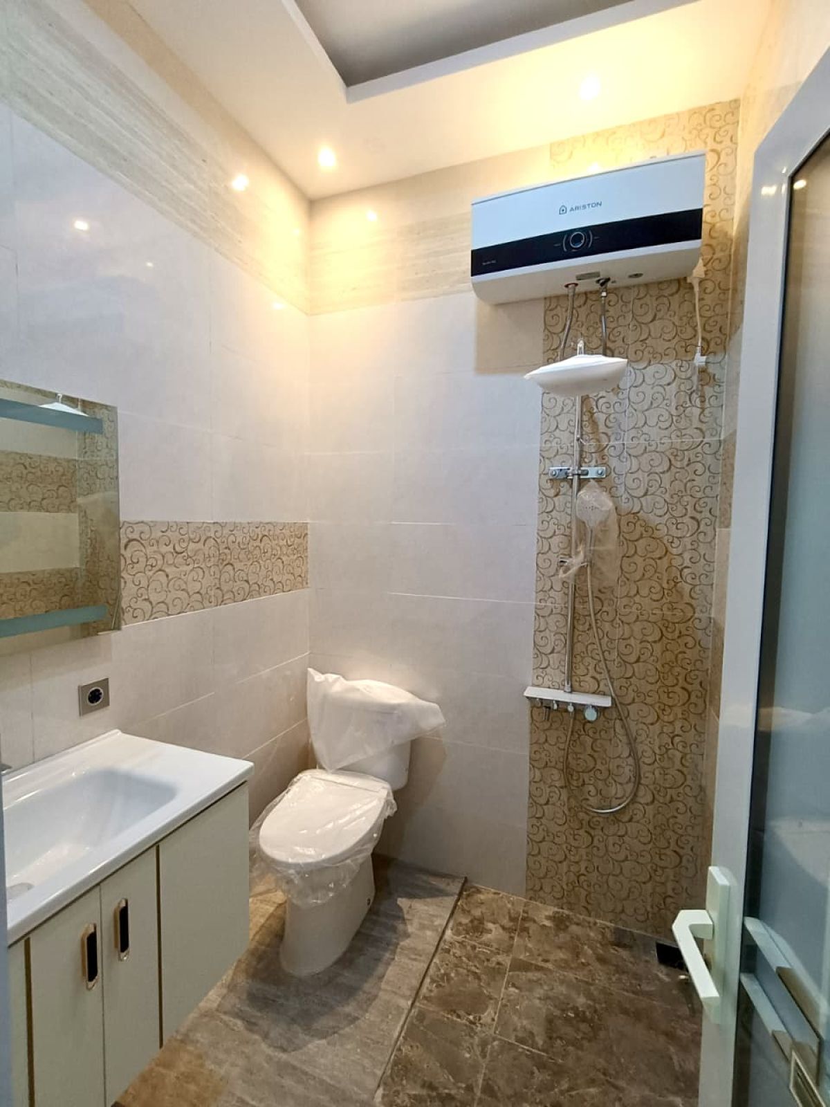 Dijual Rumah Bagus Baru Gress ( 3 lantai ) Lokasi di Sumber, Banjarsari, Solo - Foto 4