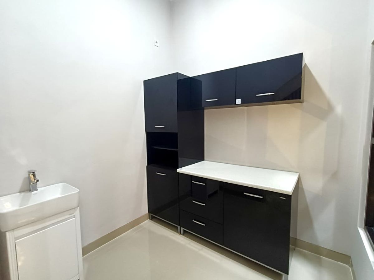 Dijual Rumah Bagus Baru Gress ( 3 lantai ) Lokasi di Sumber, Banjarsari, Solo - Foto 5