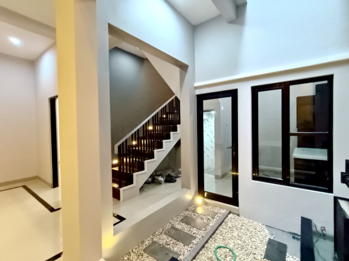 Dijual Rumah Bagus Baru Gress ( 3 lantai ) Lokasi di Sumber, Banjarsari, Solo - Foto 6