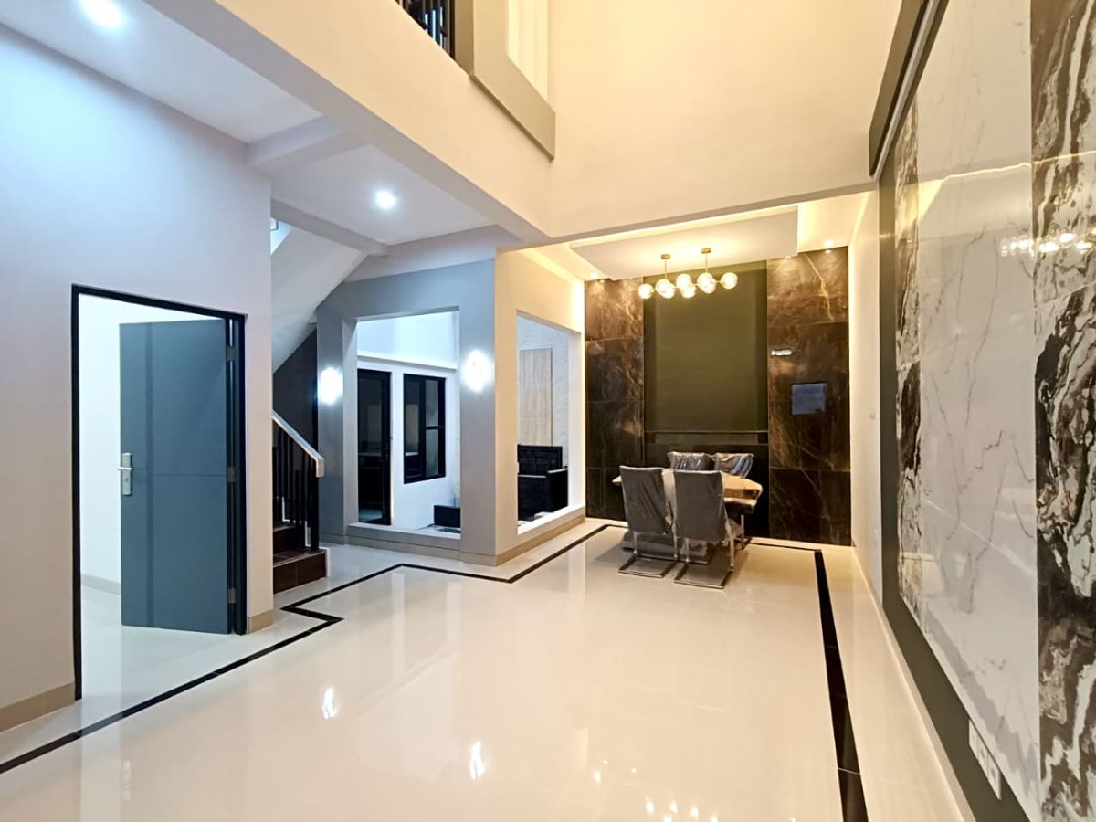 Dijual Rumah Bagus Baru Gress ( 3 lantai ) Lokasi di Sumber, Banjarsari, Solo - Foto 7