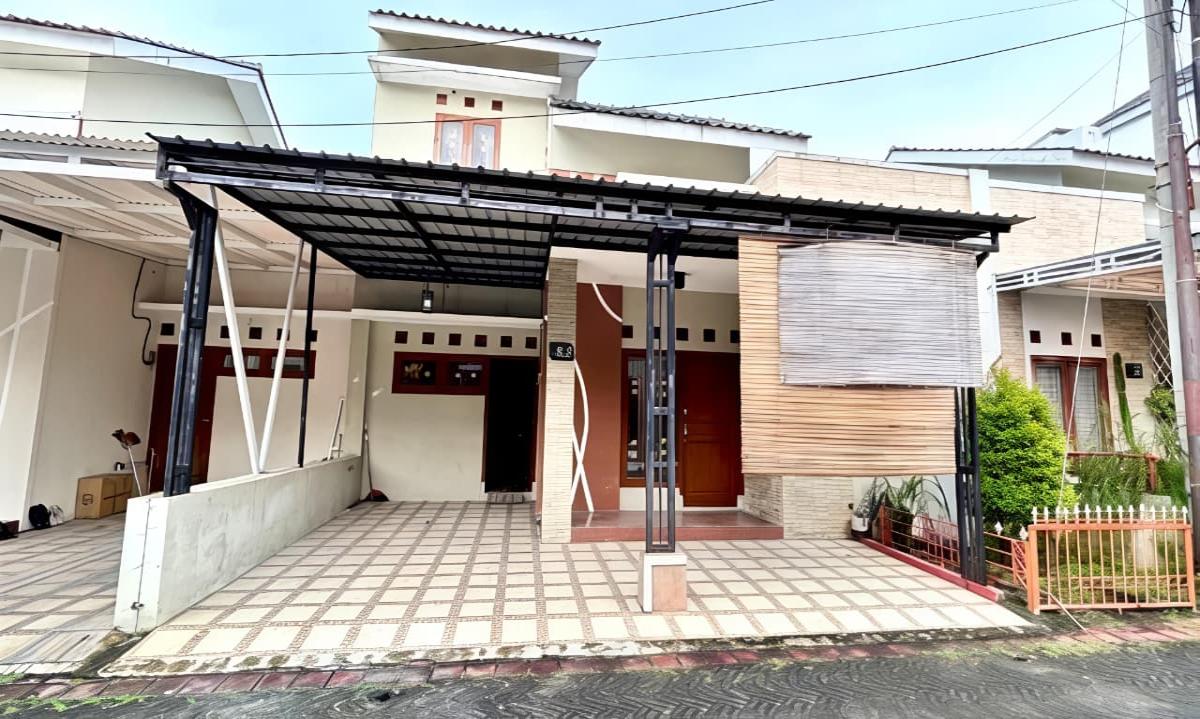 Dijual Rumah Bagus 2 Lantai, Lokasi : Perumahan Cluster di Colomadu, Karanganyar, Solo