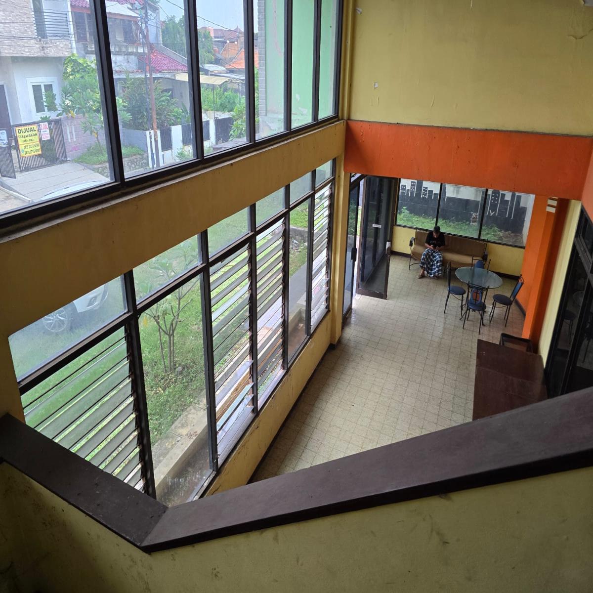 Ex kantor lokasi strategis di Jakarta Selatan, sisi belakang ada telaga yang indah dan bersih, lingkungan asri, aman, tidak banjir, bebas macet, dekat dengan pintu tol Cileduk, tidak jauh ke Kebayoran baru, dalam komplek perumahan - Foto 3