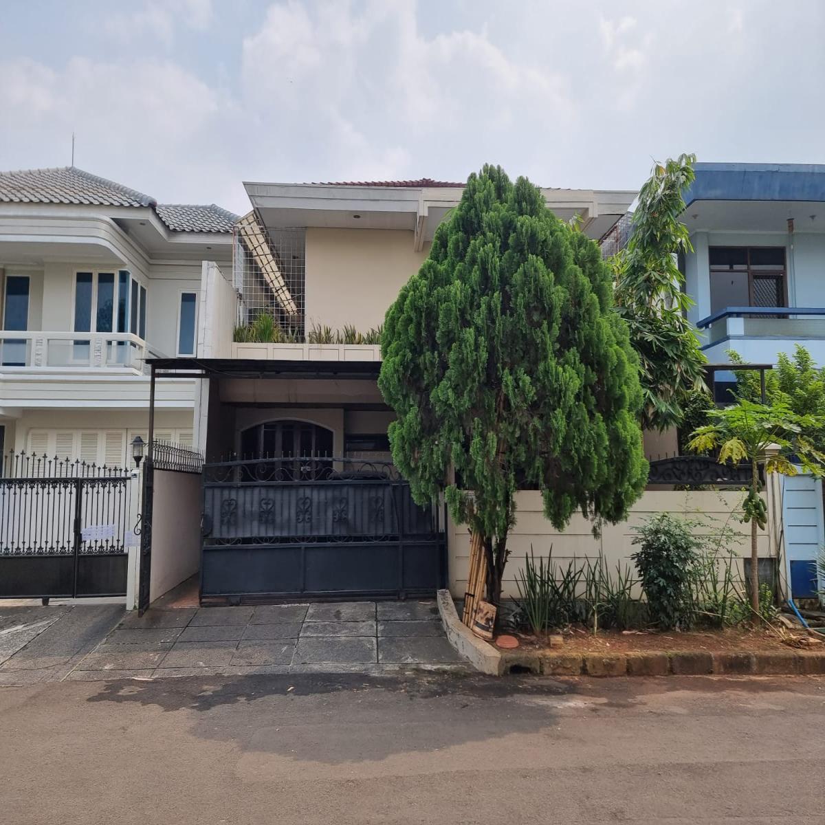 Jual Rumah Luas di Perumahan Intercon, Kebon Jeruk Jakarta Barat RR