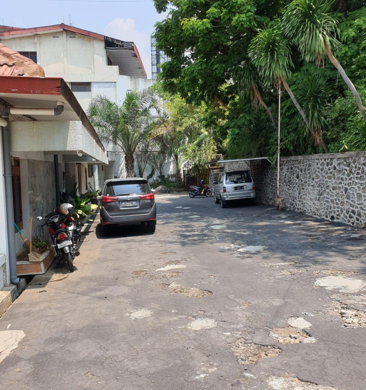 Sewa Rumah Kontrakan Bagus Furnished Besar Luas 600M  Di Siranda, Semarang - Foto 3