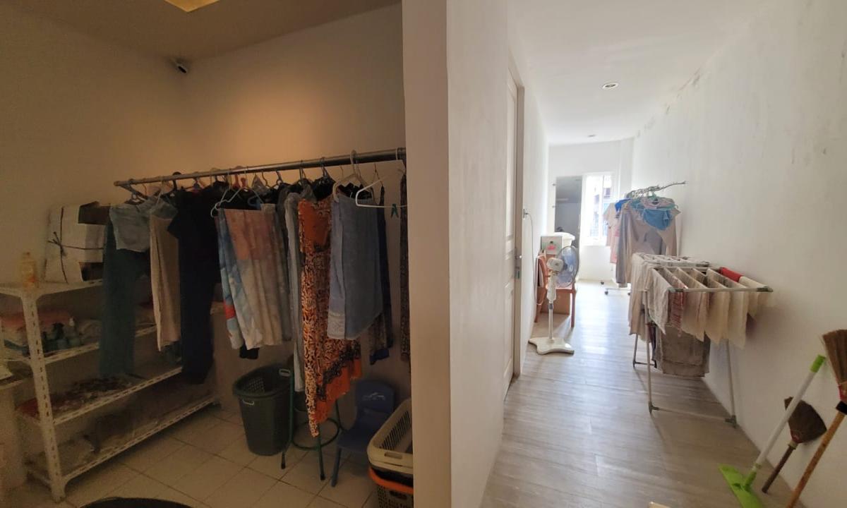 Sewa Kontrakan Rumah Mewah Bagus Modern Furnish di Ahmad Yani Semarang Barat - Foto 4