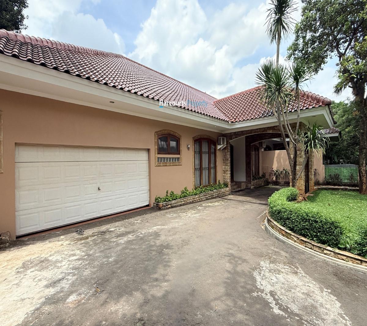 Disewakan Rumah Klasik Bagus dan Terawat Halaman Luas 5 Menit Dekat Toll TB Simatupang - Foto 2