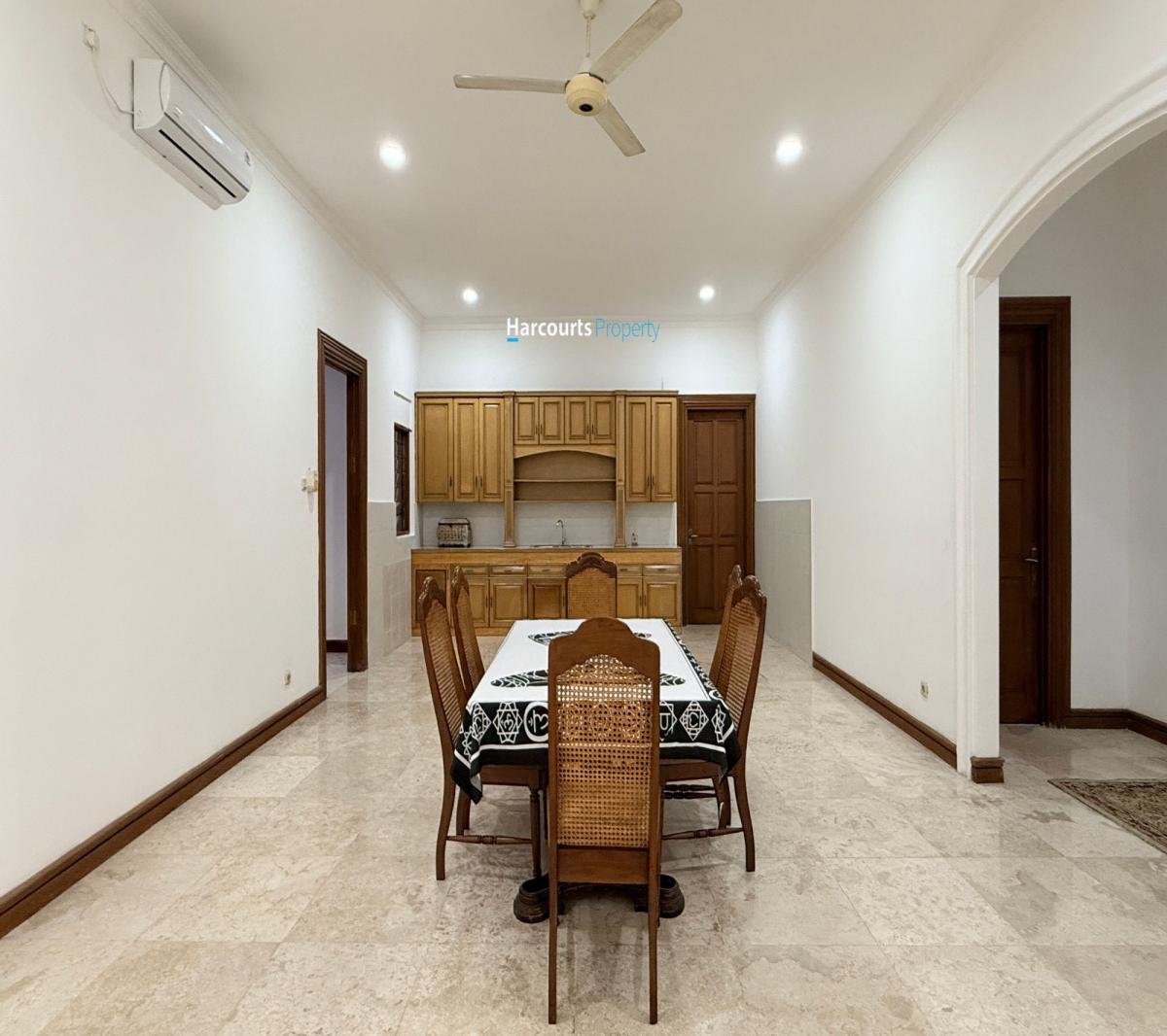 Disewakan Rumah Klasik Bagus dan Terawat Halaman Luas 5 Menit Dekat Toll TB Simatupang - Foto 10