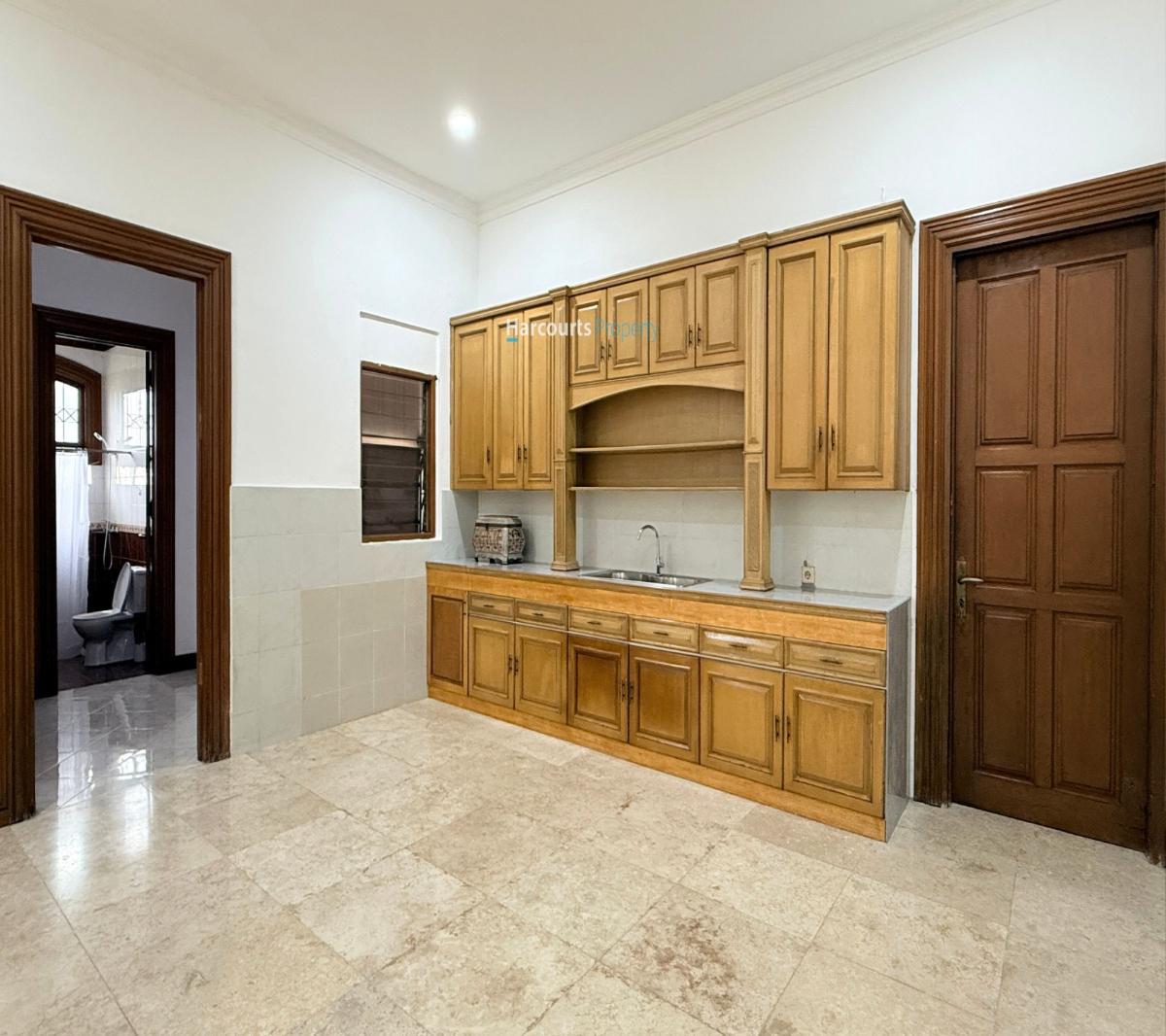 Disewakan Rumah Klasik Bagus dan Terawat Halaman Luas 5 Menit Dekat Toll TB Simatupang - Foto 11