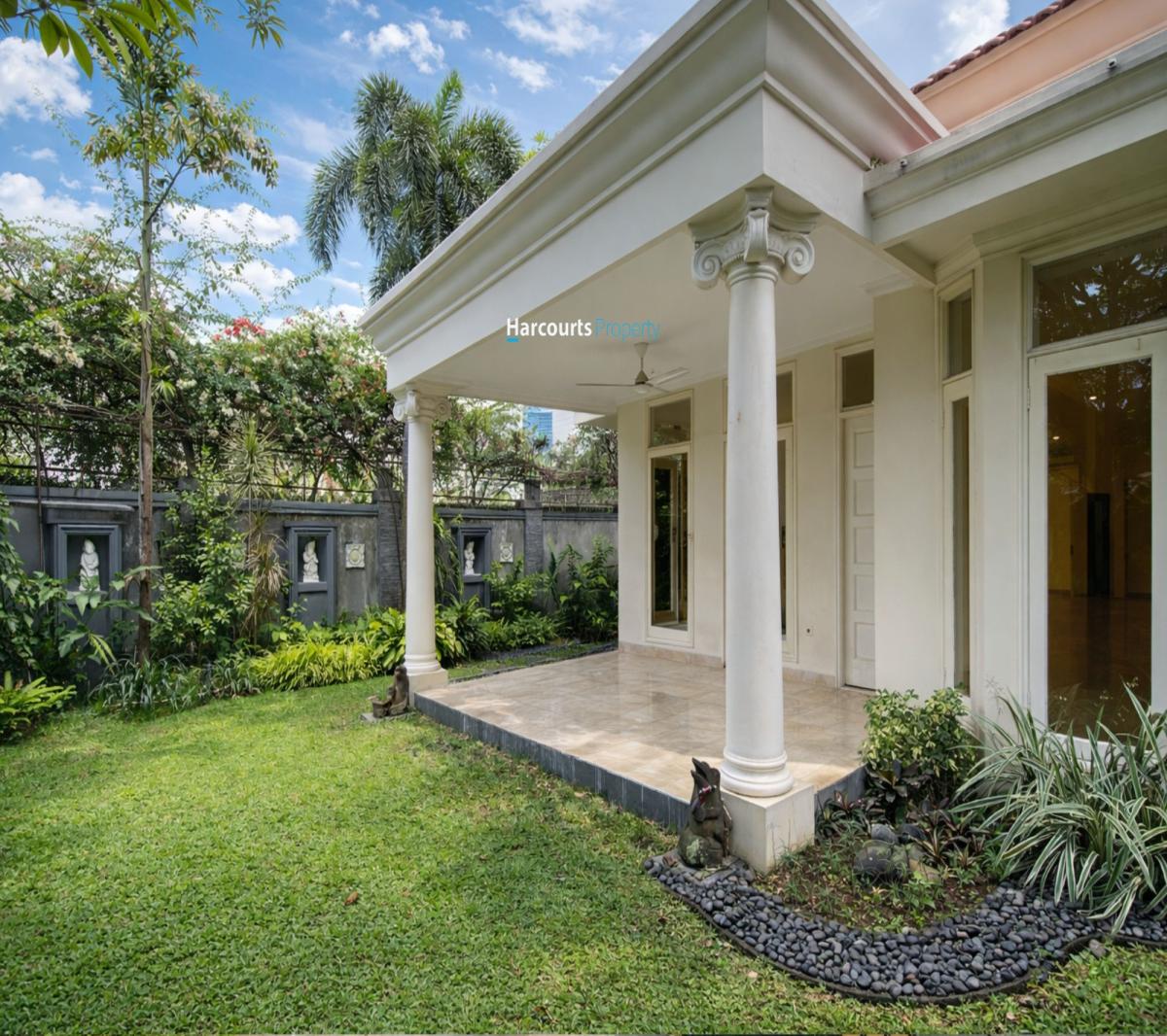 Disewakan Rumah Klasik Tropical, Asri dan Strategis Di Jl. Jeruk Purut - Kemang, Jakarta Selatan - Foto 2