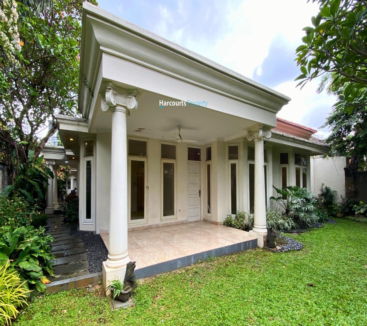 Disewakan Rumah Klasik Tropical, Asri dan Strategis Di Jl. Jeruk Purut - Kemang, Jakarta Selatan
