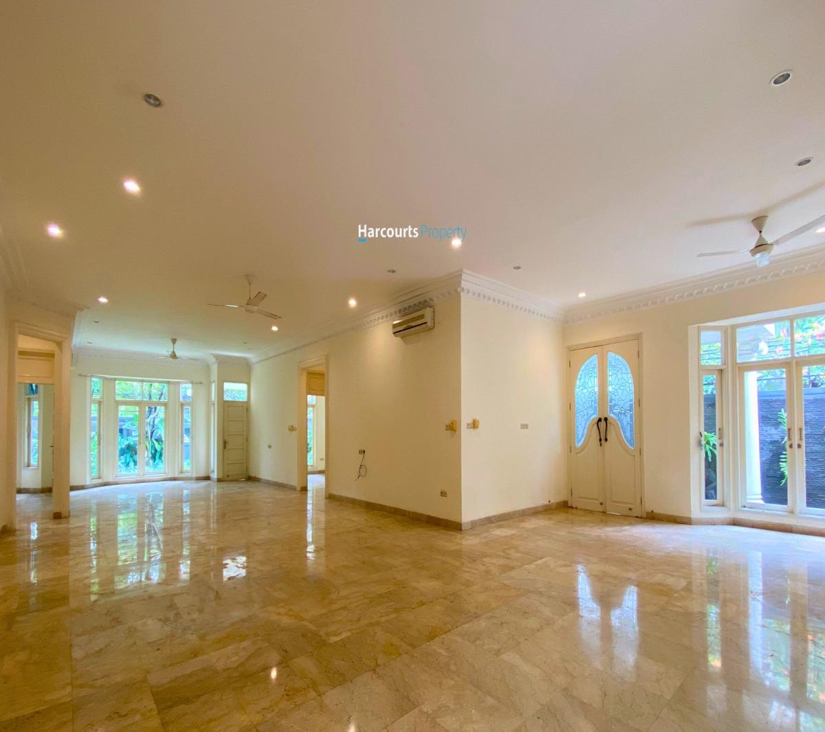 Disewakan Rumah Klasik Tropical, Asri dan Strategis Di Jl. Jeruk Purut - Kemang, Jakarta Selatan - Foto 4