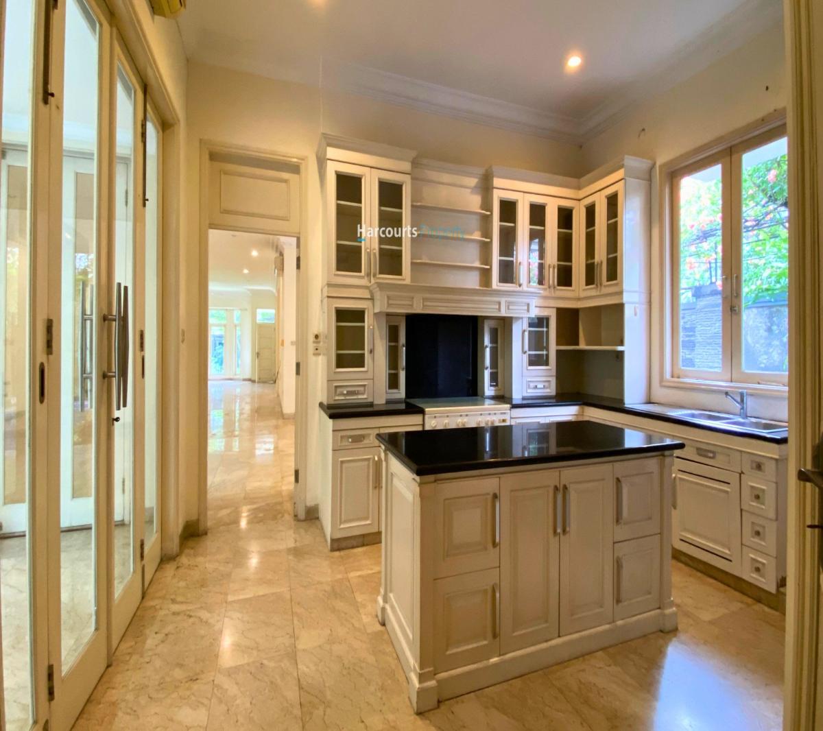 Disewakan Rumah Klasik Tropical, Asri dan Strategis Di Jl. Jeruk Purut - Kemang, Jakarta Selatan - Foto 6