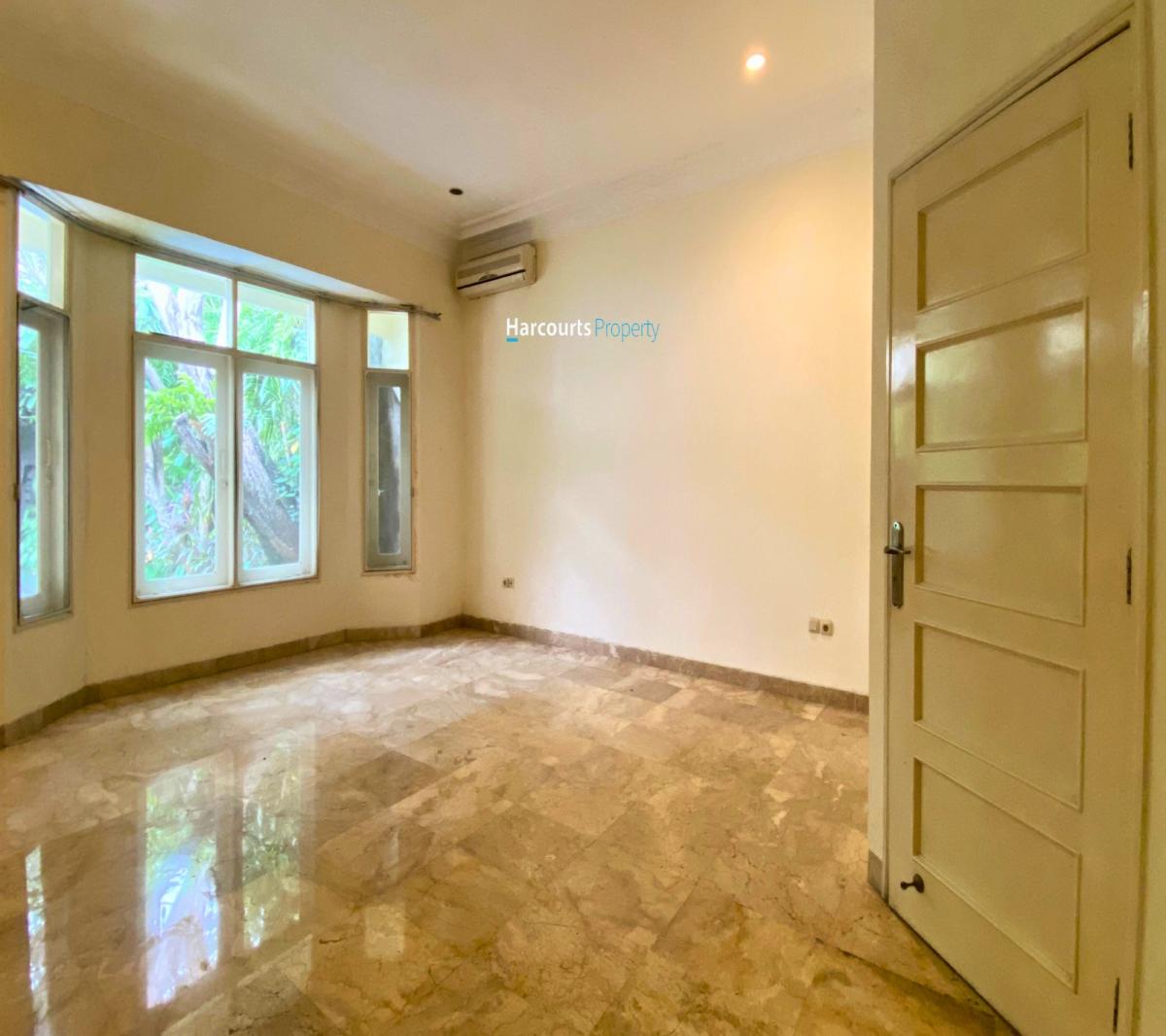 Disewakan Rumah Klasik Tropical, Asri dan Strategis Di Jl. Jeruk Purut - Kemang, Jakarta Selatan - Foto 7