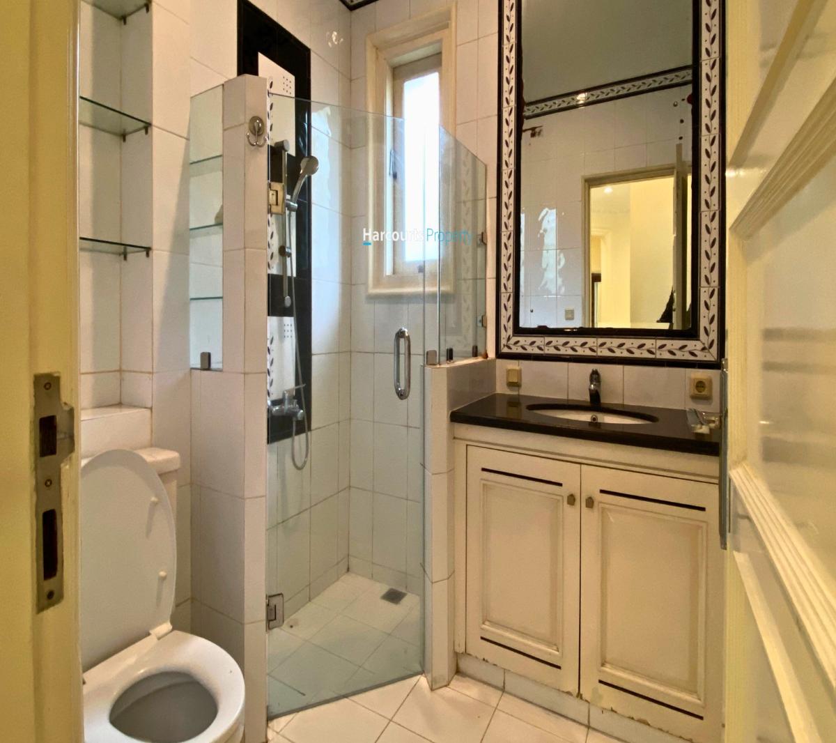 Disewakan Rumah Klasik Tropical, Asri dan Strategis Di Jl. Jeruk Purut - Kemang, Jakarta Selatan - Foto 8