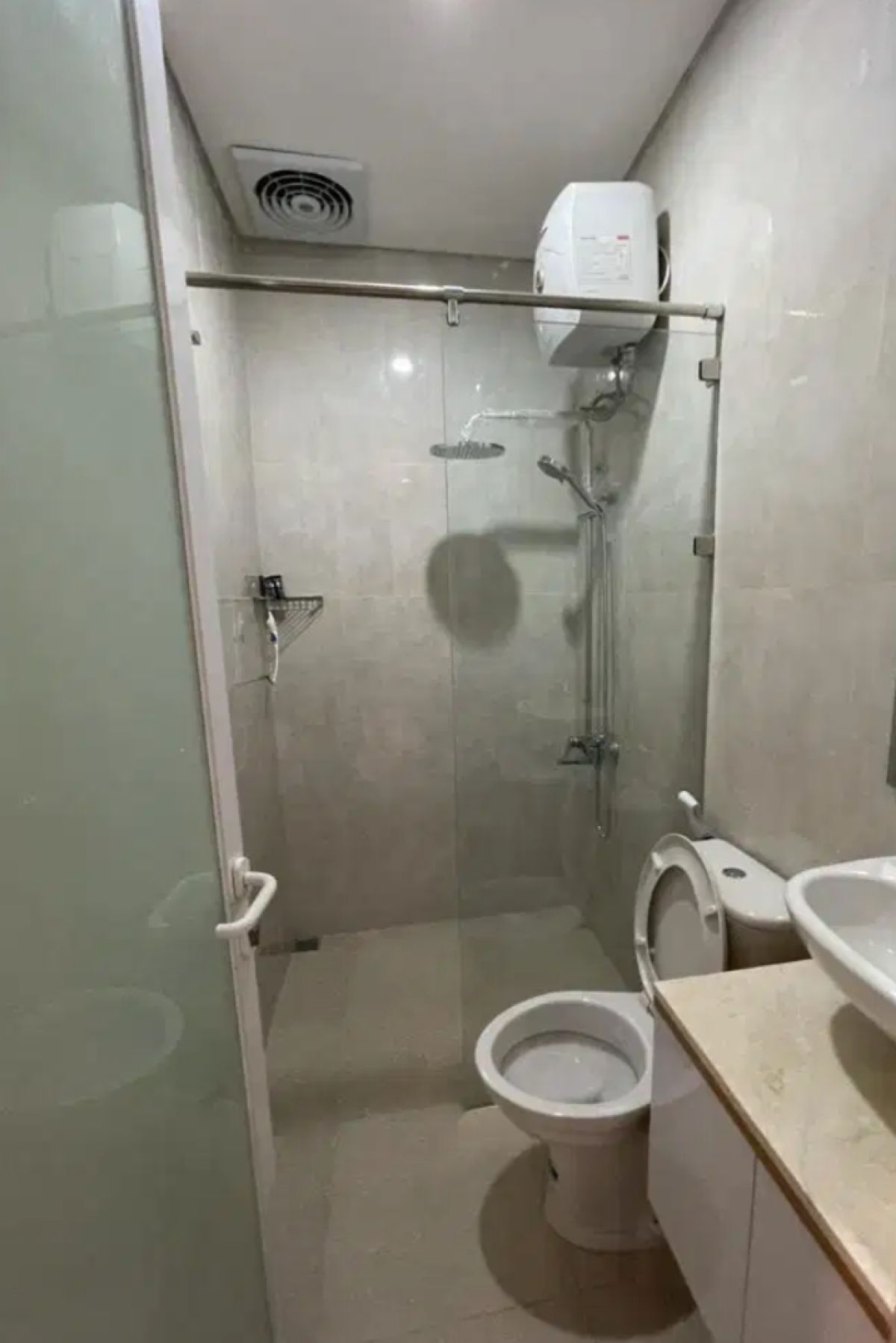 Disewakan Rumah Bagus Minimalis 2 Lantai ( Full Furnished )  Lokasi : Cluster Elite di Colomadu - Foto 3