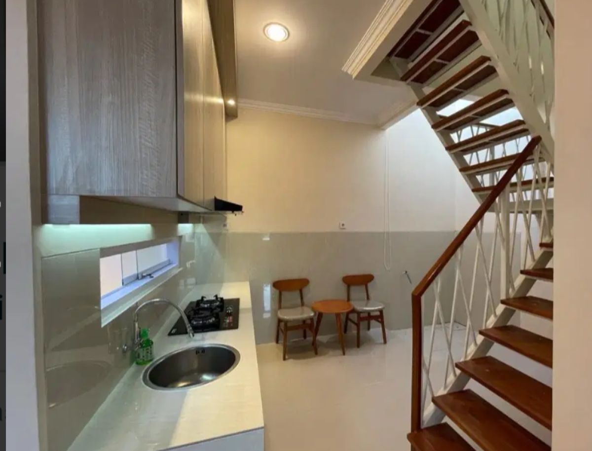 Disewakan Rumah Bagus Minimalis 2 Lantai ( Full Furnished )  Lokasi : Cluster Elite di Colomadu - Foto 5