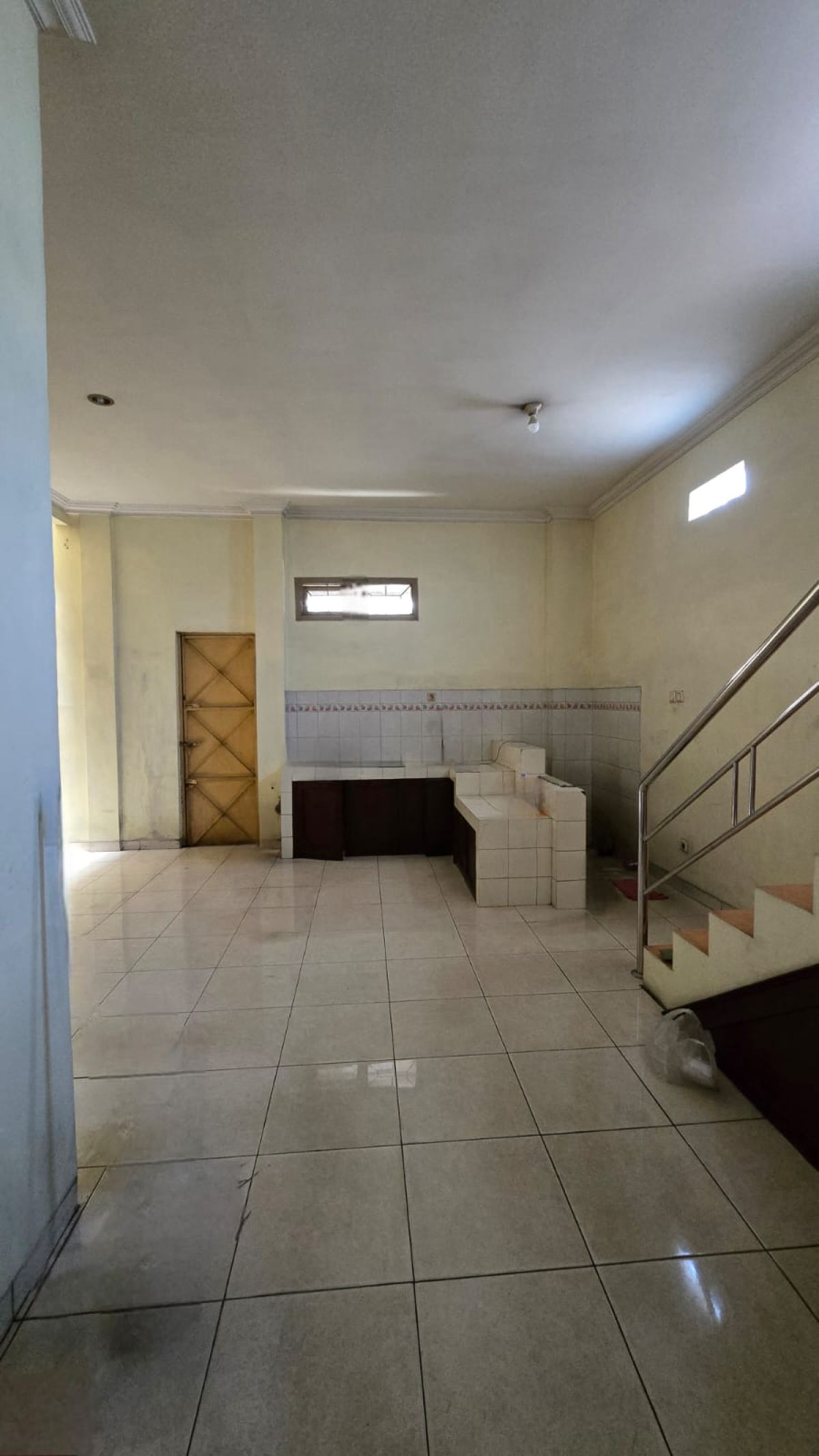 Disewakan Ruang Usaha Strategis di Jalan Yos Sudarso Solo - Foto 5