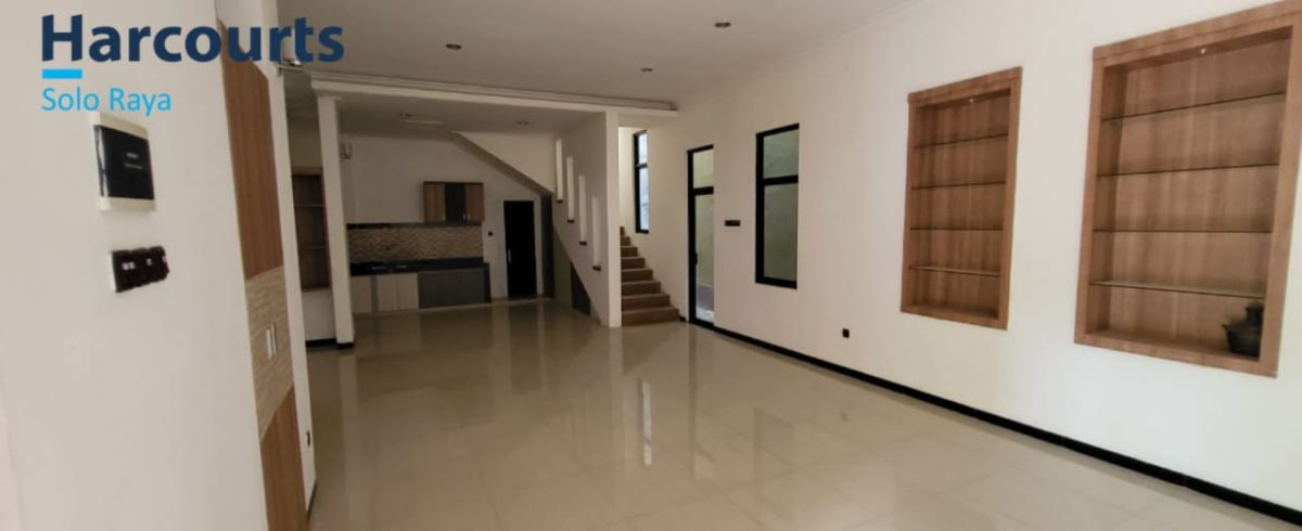 Disewakan Rumah 2 Lantai Bagus Bersih Terawat Tengah Kota Di Banjarsari, Solo - Foto 4