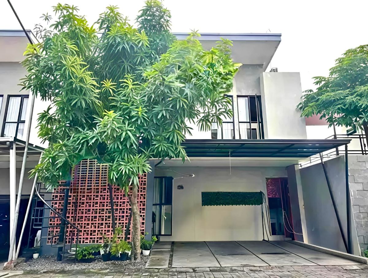 Dijual Rumah Bagus 2 Lantai  ( Full Furnished )  Lokasi : Cluster Modern di Colomadu, Solo