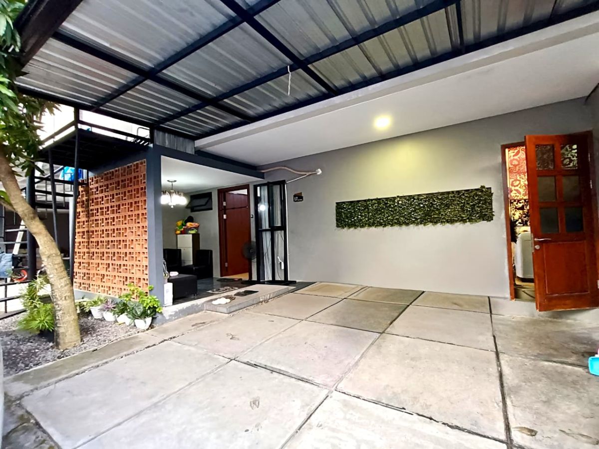 Dijual Rumah Bagus 2 Lantai  ( Full Furnished )  Lokasi : Cluster Modern di Colomadu, Solo - Foto 2