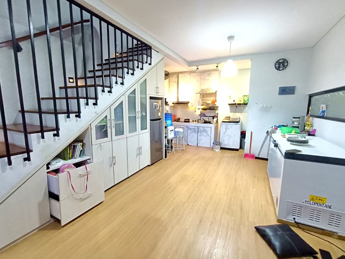 Dijual Rumah Bagus 2 Lantai  ( Full Furnished )  Lokasi : Cluster Modern di Colomadu, Solo - Foto 4