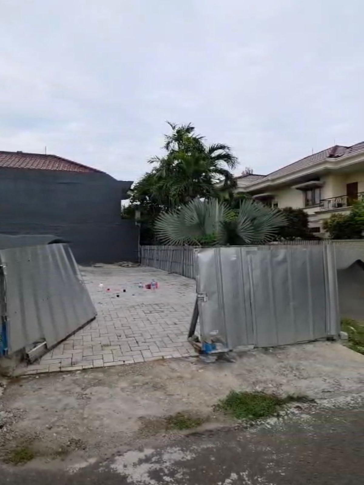 Rekomendasi Tanah yang asri seluas 202m2 dengan posisi hook ini menghadirkan lingkungan fasilitas yang lengkap, cocok untuk Anda yang menginginkan hunian aman ID - Foto 5