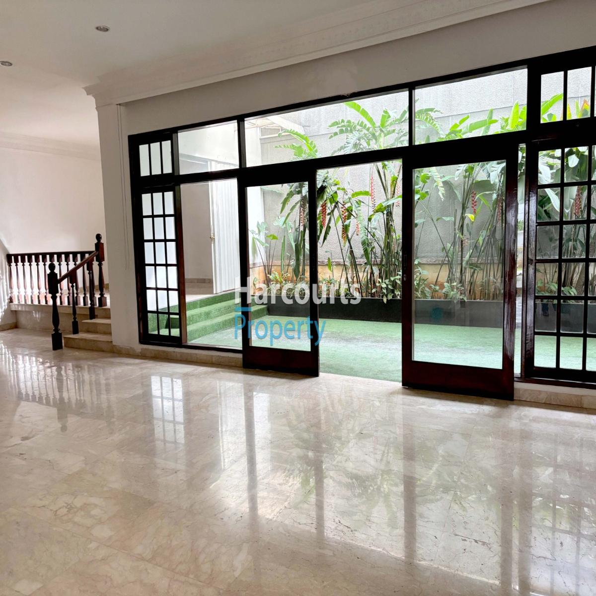 Disewakan Rumah Klasik 2 Lantai Area Jl. Biduri, Permata Hijau - Foto 2