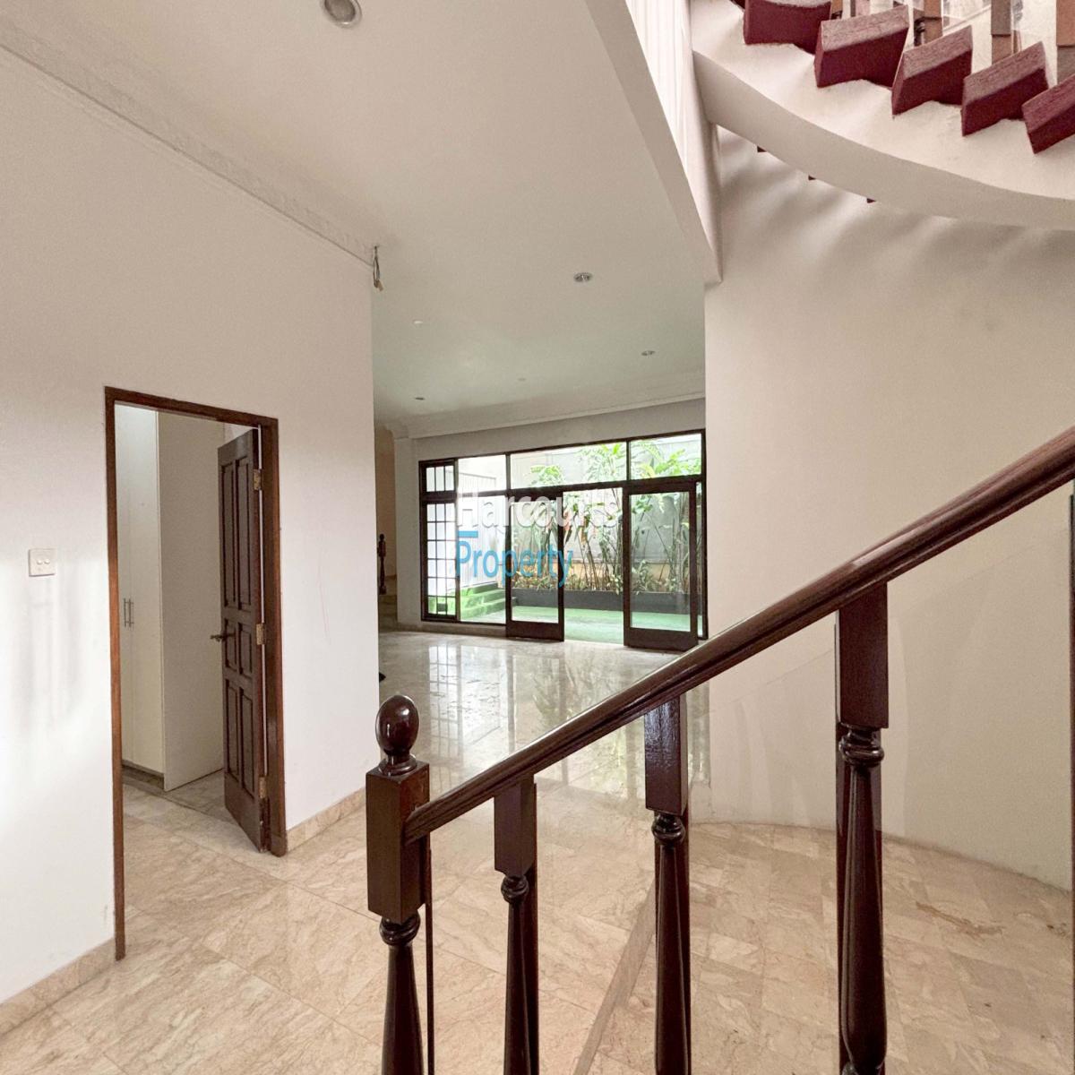 Disewakan Rumah Klasik 2 Lantai Area Jl. Biduri, Permata Hijau - Foto 3