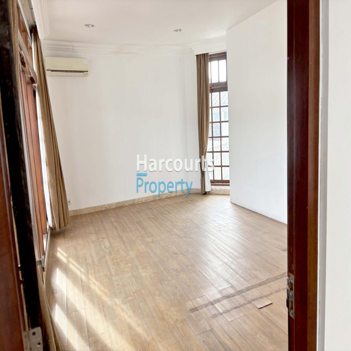 Disewakan Rumah Klasik 2 Lantai Area Jl. Biduri, Permata Hijau - Foto 9