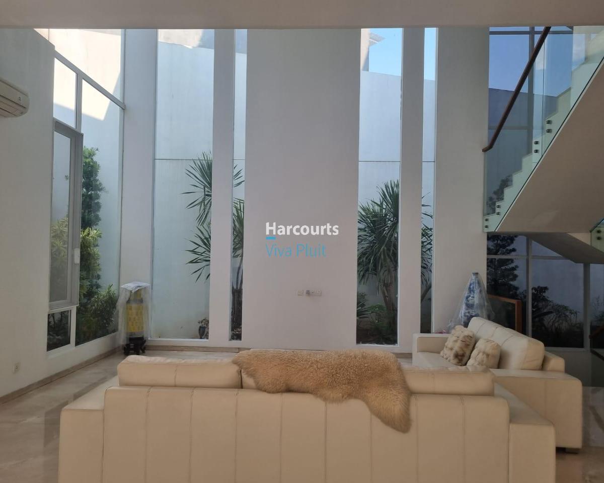 Dijual Rumah 3,5 Lantai di Pantai Mutiara. Harga Nego