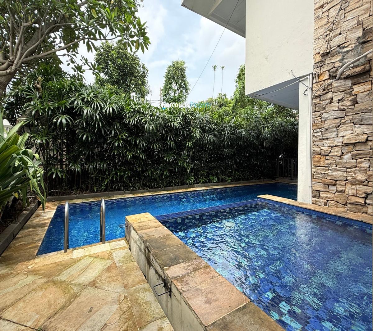 Disewakan Rumah Klasik Lokasi Strategis 5 menit dari Senayan City Area, Di Kebayoran Baru - Foto 5