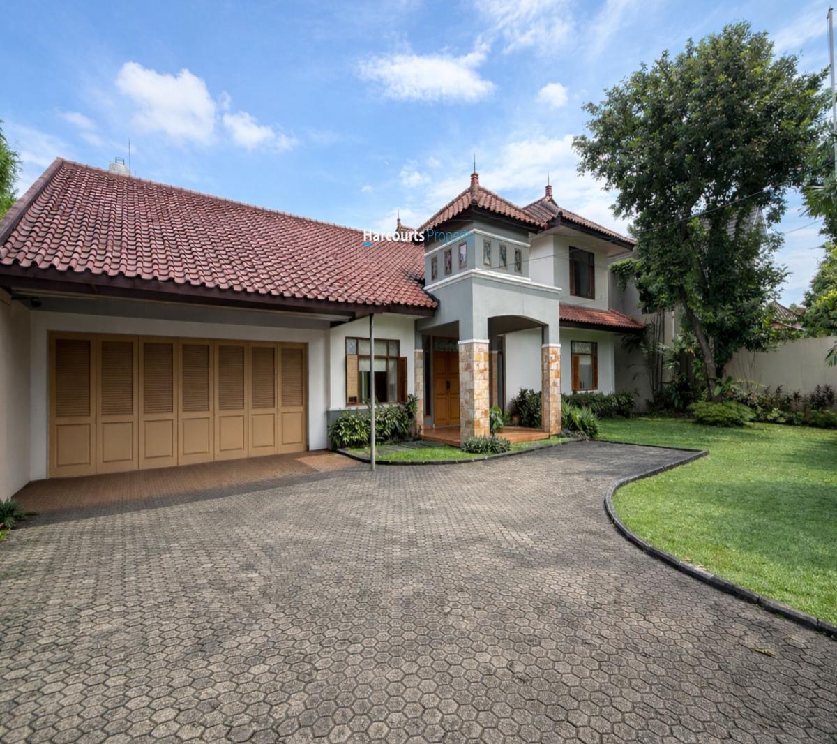 Rumah Hunian Klasik Halaman Super Luas ada backyard lokasi Strategis 5 menit dari MRT Cipete Raya